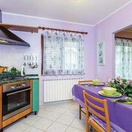 Holiday home Stunning In With Kitchen Drazice