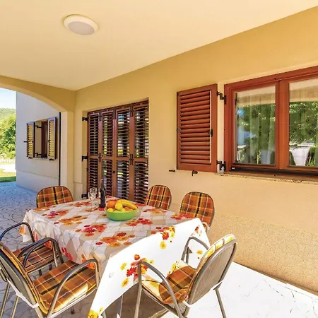Holiday home Stunning In With Kitchen Drazice